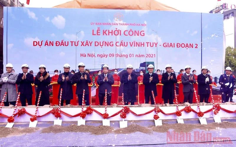 Bí thư Thành ủy Vương Đình Huệ, Chủ tịch UBND thành phố Chu Ngọc Anh cùng các đại biểu thực hiện nghi thức khởi công dự án đầu tư xây dựng cầu Vĩnh Tuy giai đoạn 2. (Ảnh: DUY LINH)