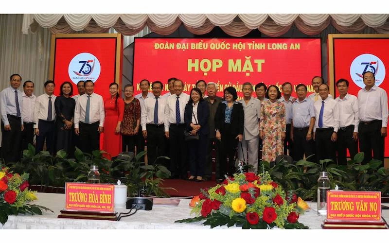 Đại biểu dự lễ họp mặt kỷ niệm 75 năm Ngày Tổng tuyển cử đầu tiên bầu Quốc hội Việt Nam tại Long An.