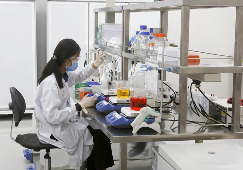 Một nhà khoa học thuộc Công ty Siam Bioscience của Thái Lan đang sản xuất bộ dụng cụ thử nghiệm Covid-19. (Ảnh: Bangkok Post)