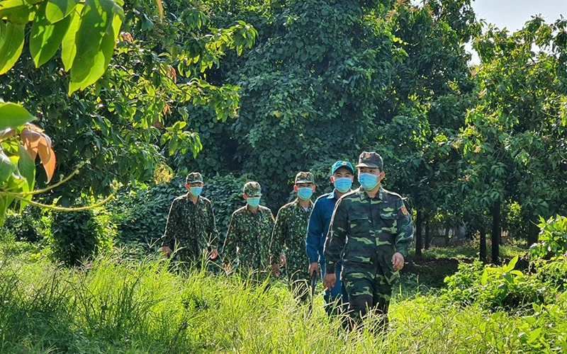 Các chiến sĩ biên phòng tuần tra, kiểm tra khu vực biên giới huyện An Phú (An Giang).