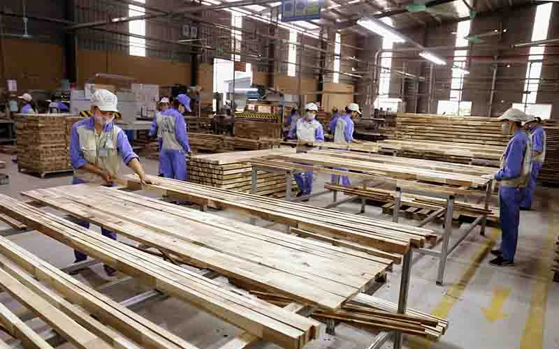 Sản xuất mặt hàng gỗ xuất khẩu tại Công ty cổ phần Woodsland Tuyên Quang.