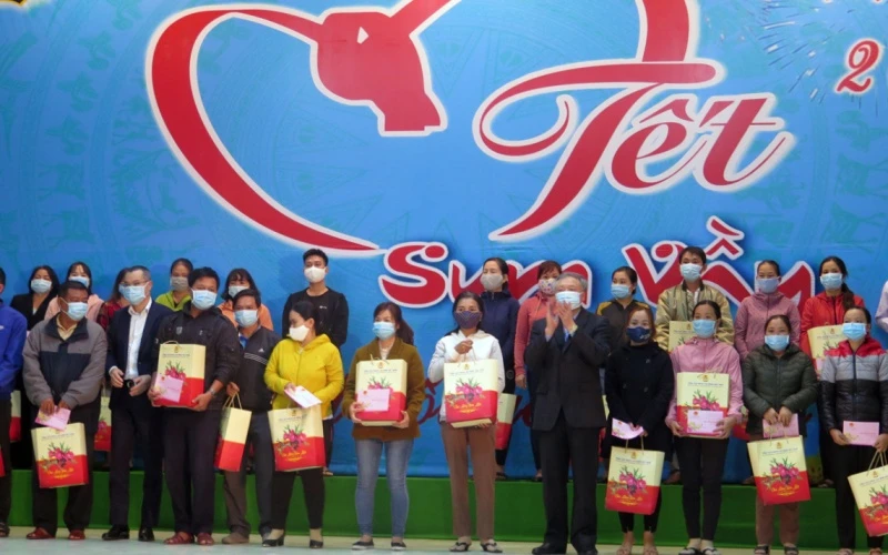 Đồng chí Nguyễn Hòa Bình dự và trao quà tại Chương trình “Tết sum vầy” tại Phú Yên.
