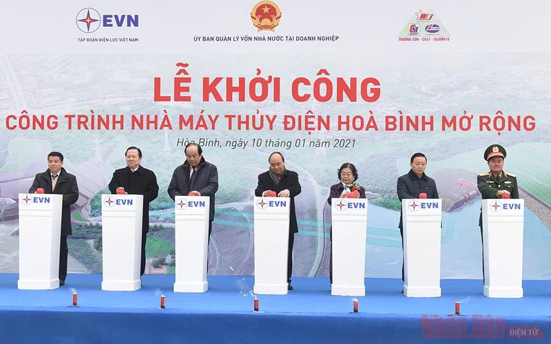 Thủ tướng Nguyễn Xuân Phúc thực hiện nghi lễ khởi công công trình.