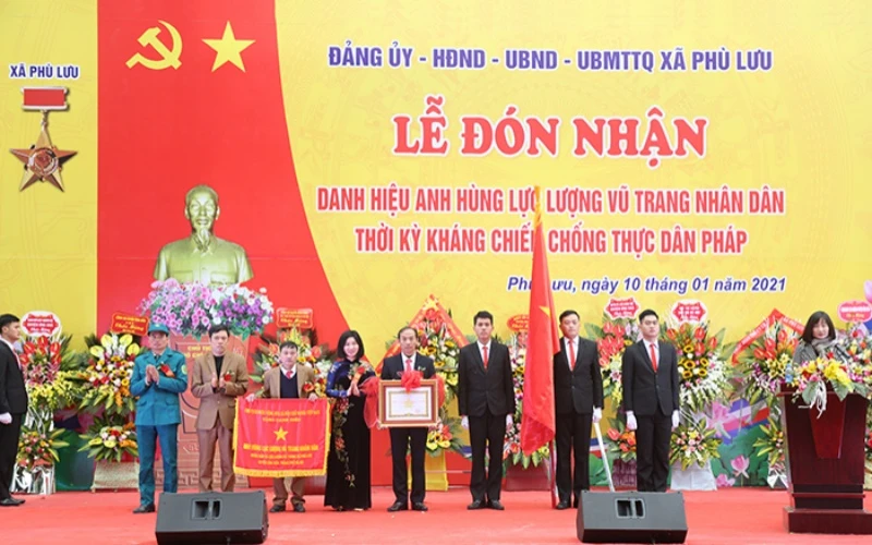 Phó Chủ tịch HĐND TP Hà Nội Phùng Thị Hồng Hà trao tặng danh hiệu Anh hùng Lực lượng vũ trang cho Đảng bộ, chính quyền và nhân dân xã Phù Lưu, huyện Ứng Hòa (Hà Nội).