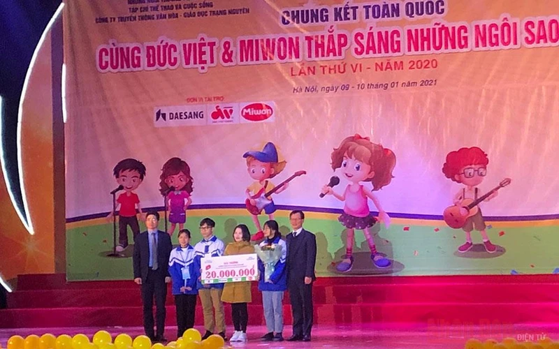 BTC trao giải đặc biệt cho đội nghệ thuật của trường THCS Tân Thành.