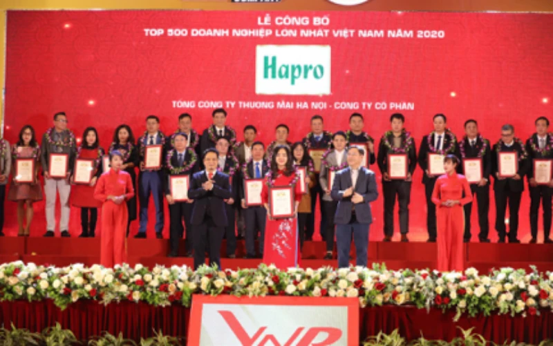 Bà Đỗ Tuệ Tâm, Phó Tổng Giám đốc Tổng Công ty Thương mại Hà Nội tại Lễ vinh danh TOP 500 Doanh nghiệp lớn nhất Việt Nam năm 2020.