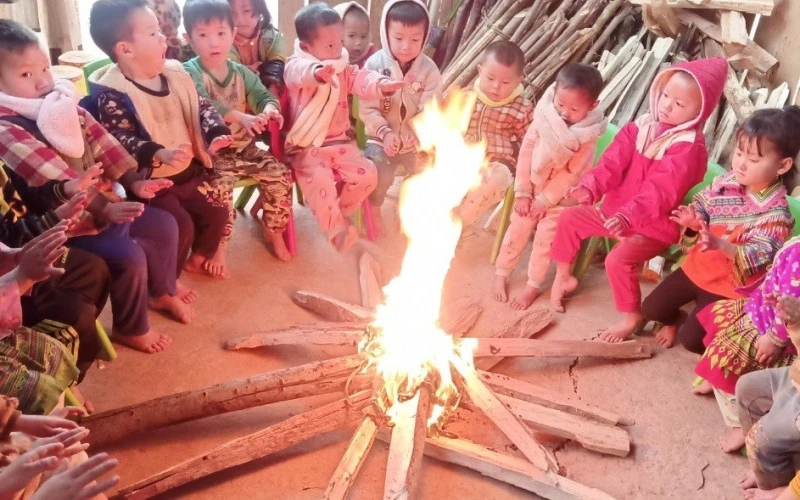 Với các cháu học sinh mầm non ở huyện Nậm Pồ, giáo viên phải đốt lửa sưởi chung cho các cháu.