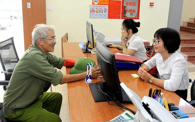 Giải quyết thủ tục hành chính theo phương châm "5 tại chỗ" tại Trung tâm hành chính công tỉnh Thái Bình. Ảnh: MAI TÚ