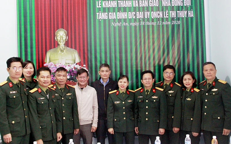 Bàn giao “Nhà đồng đội” tặng gia đình Ðại úy QNCN Lê Thị Thúy Hà (người đứng giữa).