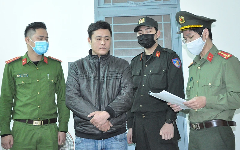 Khởi tố, bắt tạm giam tài xế chở người Trung Quốc nhập cảnh trái phép.