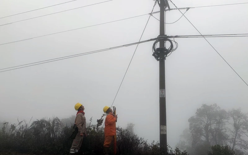 Công nhân Điện lực Phù Yên (Công ty Điện lực Sơn La) kiểm tra sự cố tại trạm biến áp xã Tà Xùa, huyện Bắc Yên