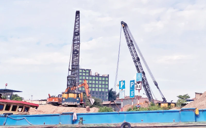 Một bến thủy nội địa không phép ở khu vực sông chợ Đệm, có tàu chở vật liệu xây dựng cập bến.