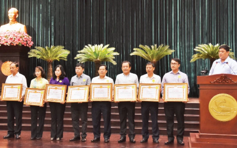 Thành ủy TP Hồ Chí Minh khen thưởng các đơn vị thực hiện tốt công tác kiểm tra, giám sát, kỷ luật đảng năm 2020.