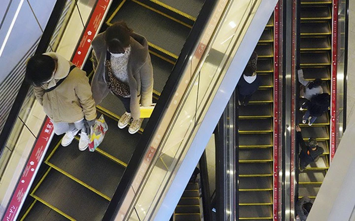 Hệ thống thang cuốn tại một trung tâm mua sắm ở Tokyo, Nhật Bản vắng bóng người trong bối cảnh dịch bệnh Covid-19. Ảnh: The Asahi Shimbun/AP