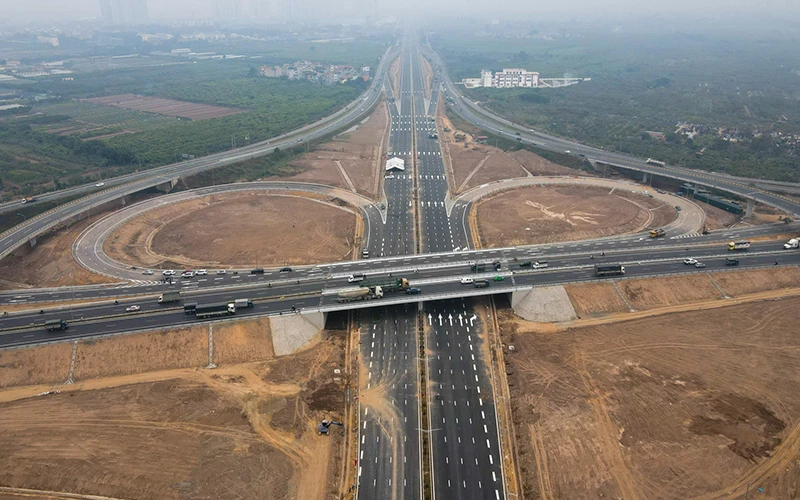 Nút giao đường vành đai 3 và cao tốc Hà Nội - Hải Phòng được đầu tư xây dựng từ ngân sách của TP Hà Nội, vừa hoàn thành và đưa vào sử dụng từ ngày 9-1-2021 sau hơn một năm thi công.