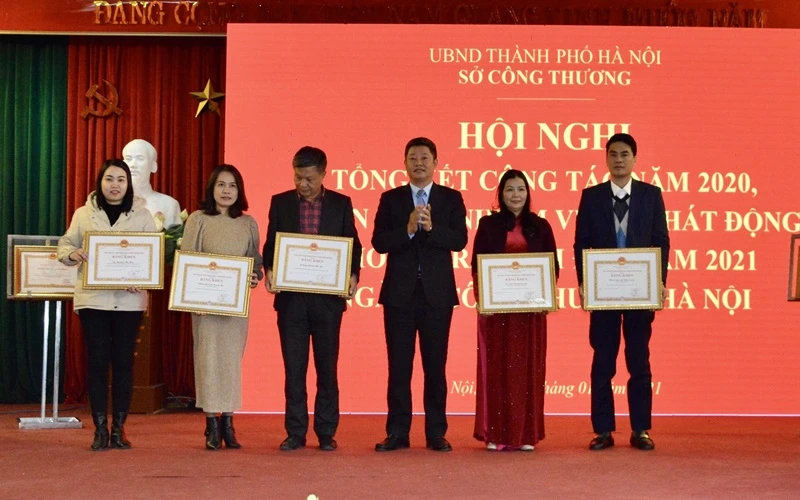 Lãnh đạo TP Hà Nội trao tặng Bằng khen của Thủ tướng Chính phủ và Thành phố cho các cá nhân, tập thể của Sở Công thương đã có thành tích xuất sắc trong năm 2020.