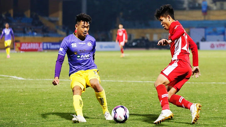 Cầu thủ trẻ Hữu Thắng (phải) với lối chơi thông minh, được kỳ vọng sẽ thay thế đàn anh Quang Hải trong mầu áo ĐTVN. Ảnh: LÊ MINH