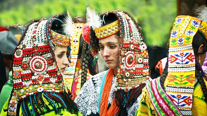 Các cô gái Kalash trong trang phục truyền thống. Ảnh: TRAVELASK.RU