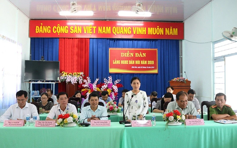 Lãnh đạo Huyện ủy Châu Thành (An Giang) đối thoại với người dân.