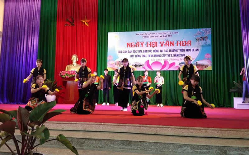 Học sinh khối các trường THCS huyện Tủa Chùa biểu diễn văn nghệ trong Ngày hội Văn hóa dân tộc Thái, H’Mông.