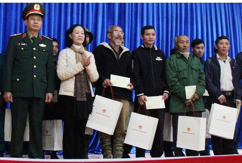 Đồng chí Trương Thị Mai trao quà tặng cho người dân xã Trà Leng.