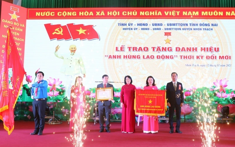 Phó Chủ tịch nước Đặng Thị Ngọc Thịnh trao danh hiệu Anh hùng Lao động thời kỳ đổi mới cho lãnh đạo huyện Nhơn Trạch.