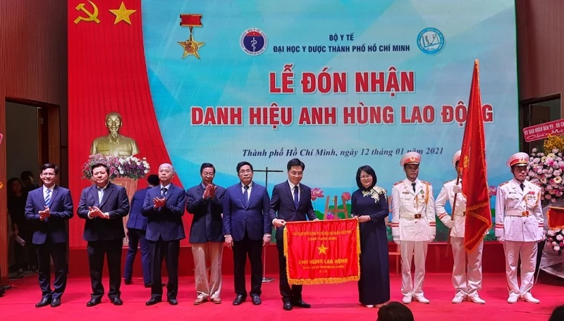 Phó Chủ tịch nước Đặng Thị Ngọc Thịnh trao tặng danh hiệu Anh hùng Lao động thời kỳ đổi mới cho Trường Đại học Y dược TP Hồ Chí Minh.