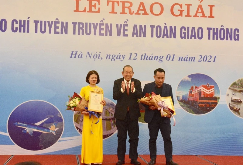 Phó Thủ tướng Thường trực Trương Hòa Bình trao giải cho các tác giả.