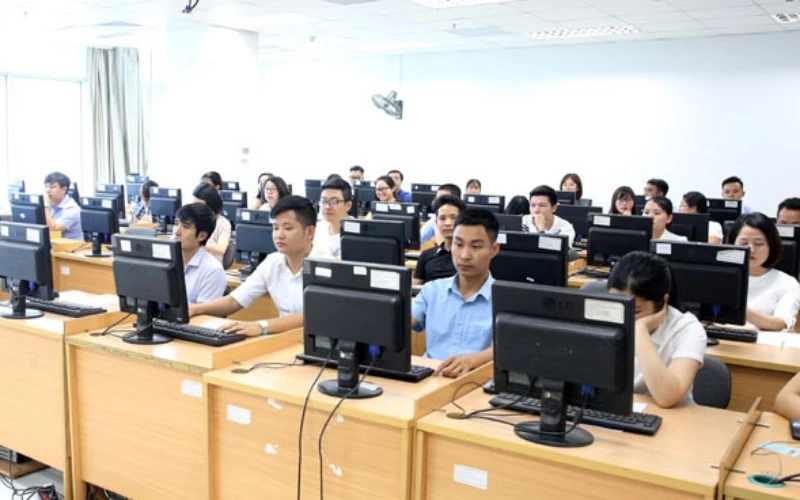 Các thí sinh làm bài thi trên máy tính, trong kỳ thi tuyển dụng công chức cấp xã tại Hà Nội.