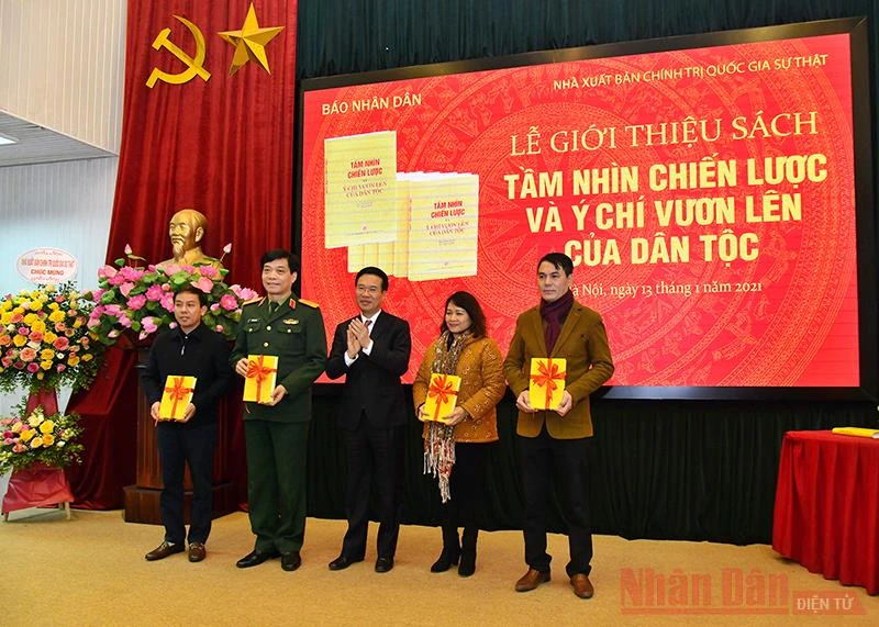 Đồng chí Võ Văn Thưởng, Ủy viên Bộ Chính trị, Bí thư Trung ương Đảng, Trưởng ban Tuyên giáo Trung ương trao tặng sách cho đại diện một số đơn vị có mặt tại buổi lễ. Ảnh: THỦY NGUYÊN