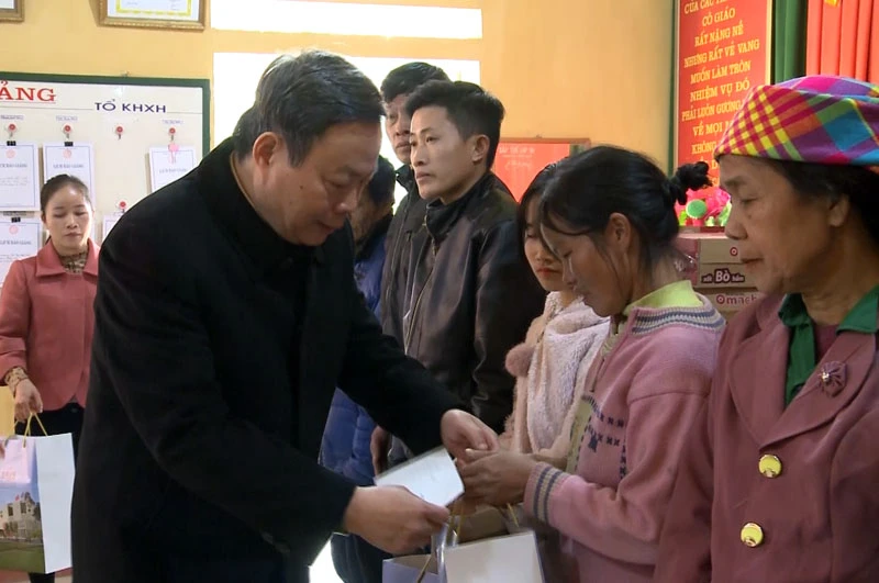 Phó Chủ tịch Quốc hội Phùng Quốc Hiển tặng quà cho người dân có hoàn cảnh khó khăn tại Yên Bái.