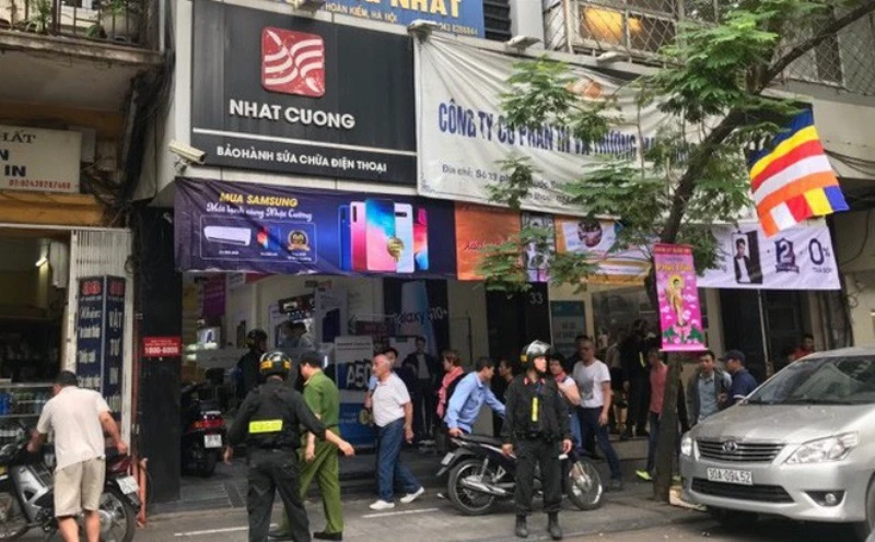 Lực lượng chức năng khám xét một cửa hàng của Công ty Nhật Cường tại phố Lý Quốc Sư (Hà Nội).