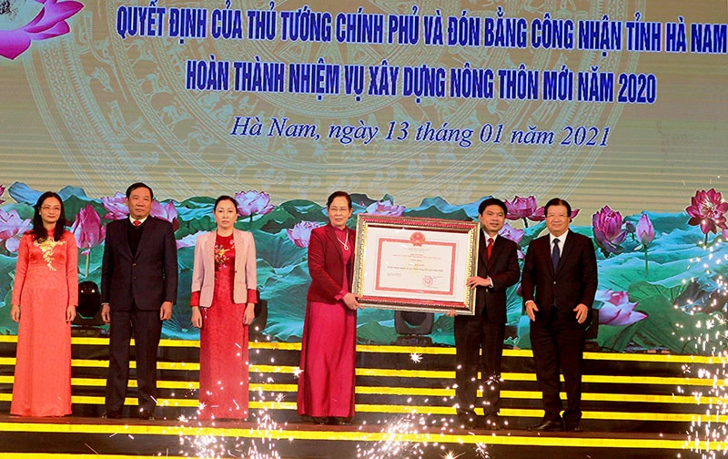 Phó Thủ tướng Chính phủ Trịnh Đình Dũng trao bằng công nhận tỉnh Hà Nam hoàn thành NTM năm 2020.