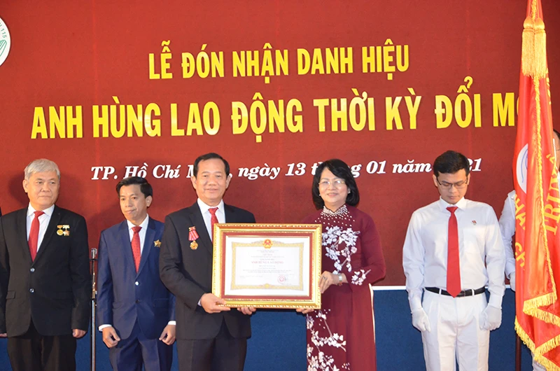 Phó Chủ tịch nước Đặng Thị Ngọc Thịnh trao tặng danh hiệu Anh hùng Lao động thời kỳ đổi mới cho Bệnh viện Nhân dân 115.