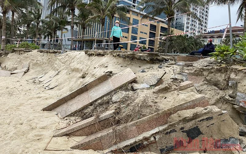 Hiện trạng sạt lở bãi biển Đà Nẵng.