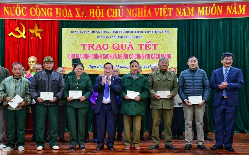 Đồng chí Điểu K’Ré và đồng chí Lê Thành Đô, Chủ tịch UBND tỉnh Điện Biên trao quà tặng các gia đình chính sách huyện Điện Biên.