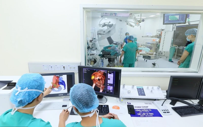 Các bác sĩ lên kế hoạch phẫu thuật trước mổ bằng công nghệ 3D.