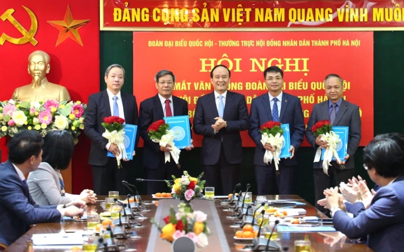 Chủ tịch HĐND thành phố Hà Nội trao các quyết định bổ nhiệm lãnh đạo Văn phòng Đoàn đại biểu Quốc hội và HĐND thành phố. 