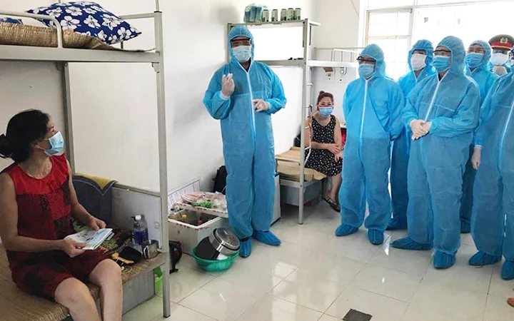 Đoàn công tác của Bộ Y tế kiểm tra khu cách ly tập trung ở ký túc xá Trường đại học Hải Dương.