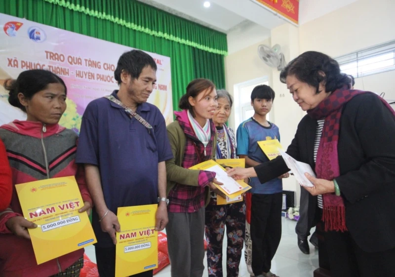 Đồng chí Trương Mỹ Hoa trao quà tặng nhân dân huyện Phước Sơn.