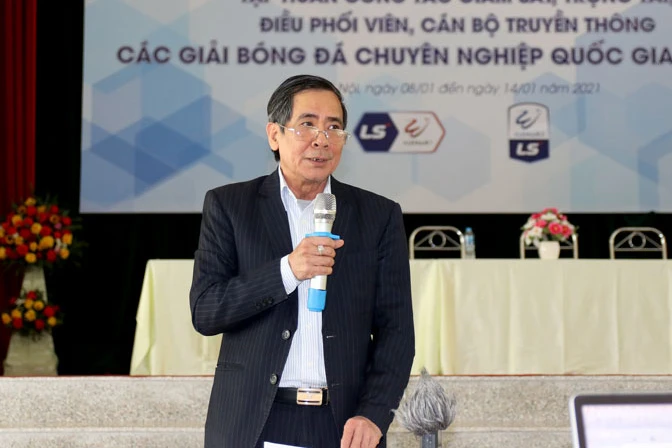 Ông Vũ Xuân Thành, Trưởng Ban Kỷ luật LĐBĐVN thông báo về những điểm chính trong Quy định về Kỷ luật của LĐBĐVN (sửa đổi bổ sung năm 2021). Ảnh: VFF