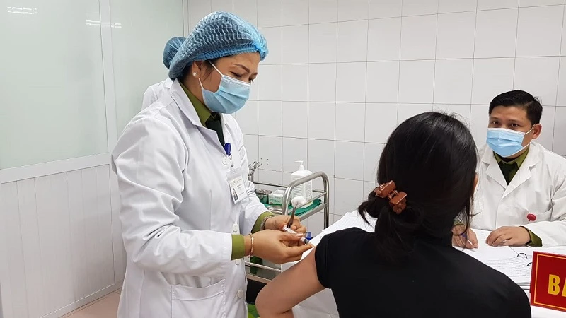 Tiêm vaccine NanoCovax liều 25mcg mũi 2 cho người tình nguyện sáng ngày 14-1. (Ảnh: Báo SK&ĐS)