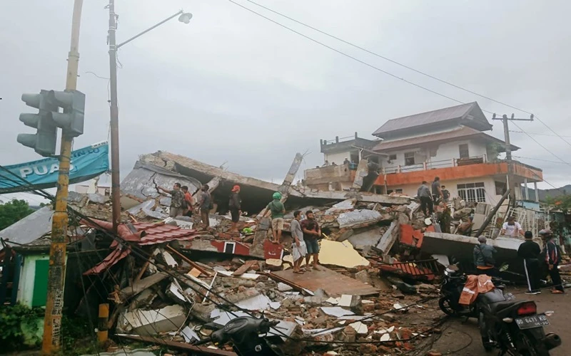 Nhiều nhà ở tại Mamuju, Tây Sulawesi, bị sập sau trận động đất. (Ảnh: AP)