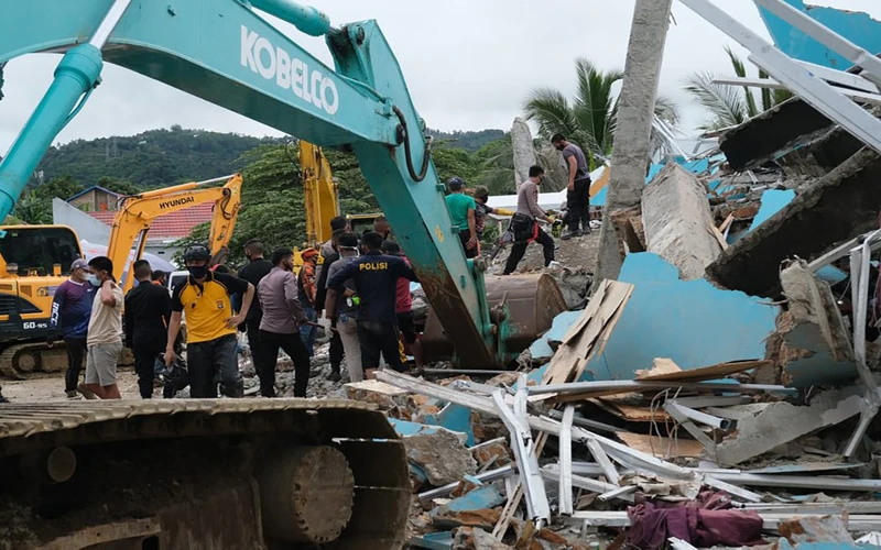 Lực lượng cứu nạn tìm kiếm người còn sống bị vùi lấp trong ngôi nhà bị sập do trận động đất. (Ảnh: AP)