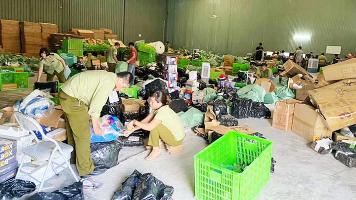 Kho hàng lậu hơn 10.000 m2 tại TP Lào Cai bị lực lượng chức năng phát hiện.