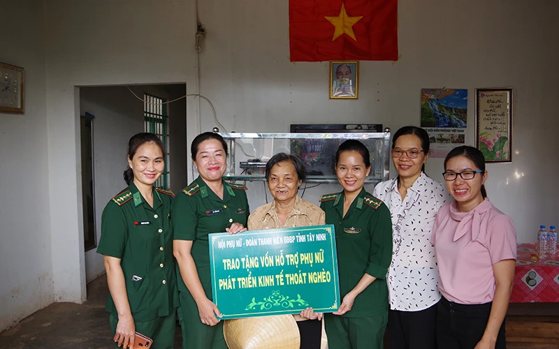 Hội Phụ nữ BÐBP tỉnh Tây Ninh trao tặng vốn hỗ trợ phụ nữ vùng biên giới. Ảnh: Hải Bằng 