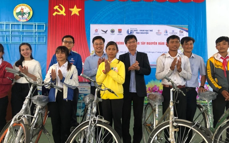 Trao 10 chiếc xe đạp cho học sinh có hoàn cảnh khó khăn tại huyện Ia Pa, Gia Lai.