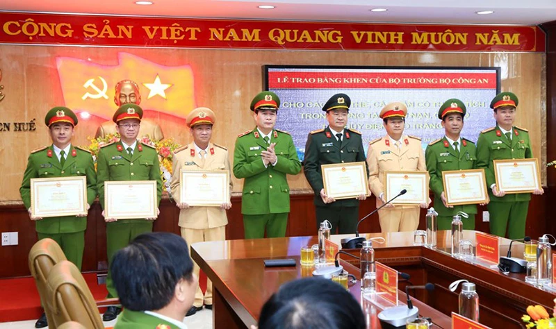 Thiếu tướng Lê Quốc Hùng, Thứ trưởng Công an trao Bằng khen của Bộ trưởng Công an tặng các tập thể và cá nhân xuất sắc.