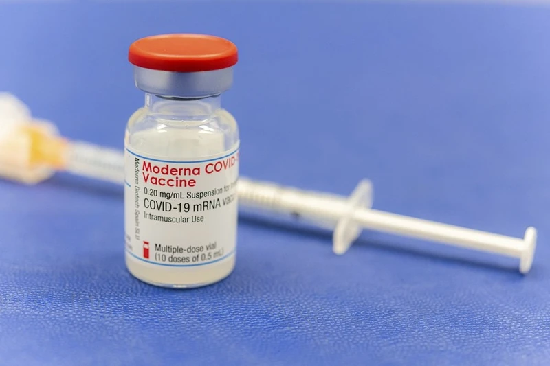 Một ống vaccine Moderna ngừa Covid-19, được đặt trên bàn tại khu tiêm chủng của Bệnh viện Diakonie ở Bremen, Đức ngày 15-1. Ảnh: AP.