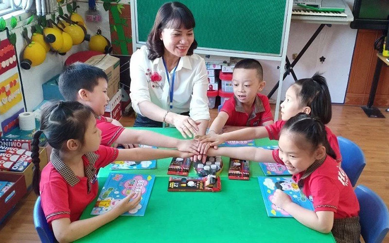 Cô giáo Hoàng Thị Vân và các học sinh Trường mầm non Hà Lầm, TP Hạ Long (Quảng Ninh).